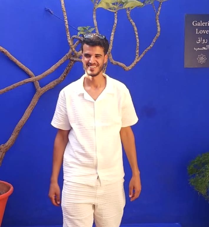Ayoub, fundador de Morocco Pulse Travel, en el jardín Majorelle de Marrakech